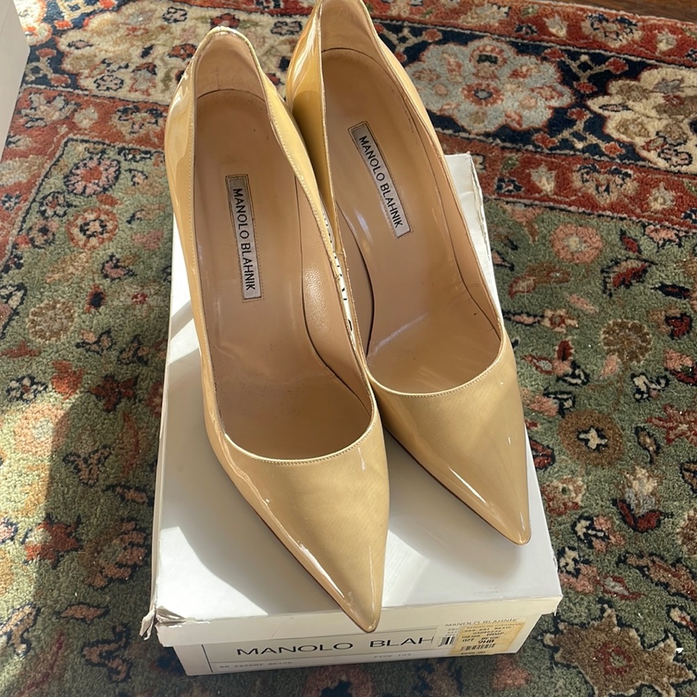 Barely Worn Nude patent Manolo Blahnik Pumps